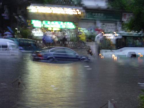 广州暴雨瞬间，城市雨景的生动图片展示